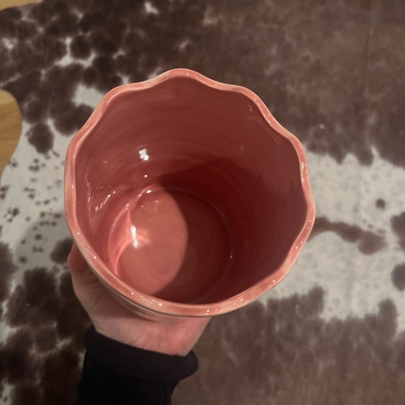 NWT Urban Outfitters white and pink scalloped kitchen utensils container - Picture 2 of 2